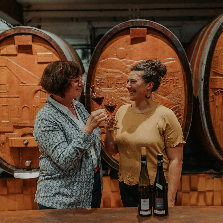 elise et sa maman dans la cave du domaine materne haegelin