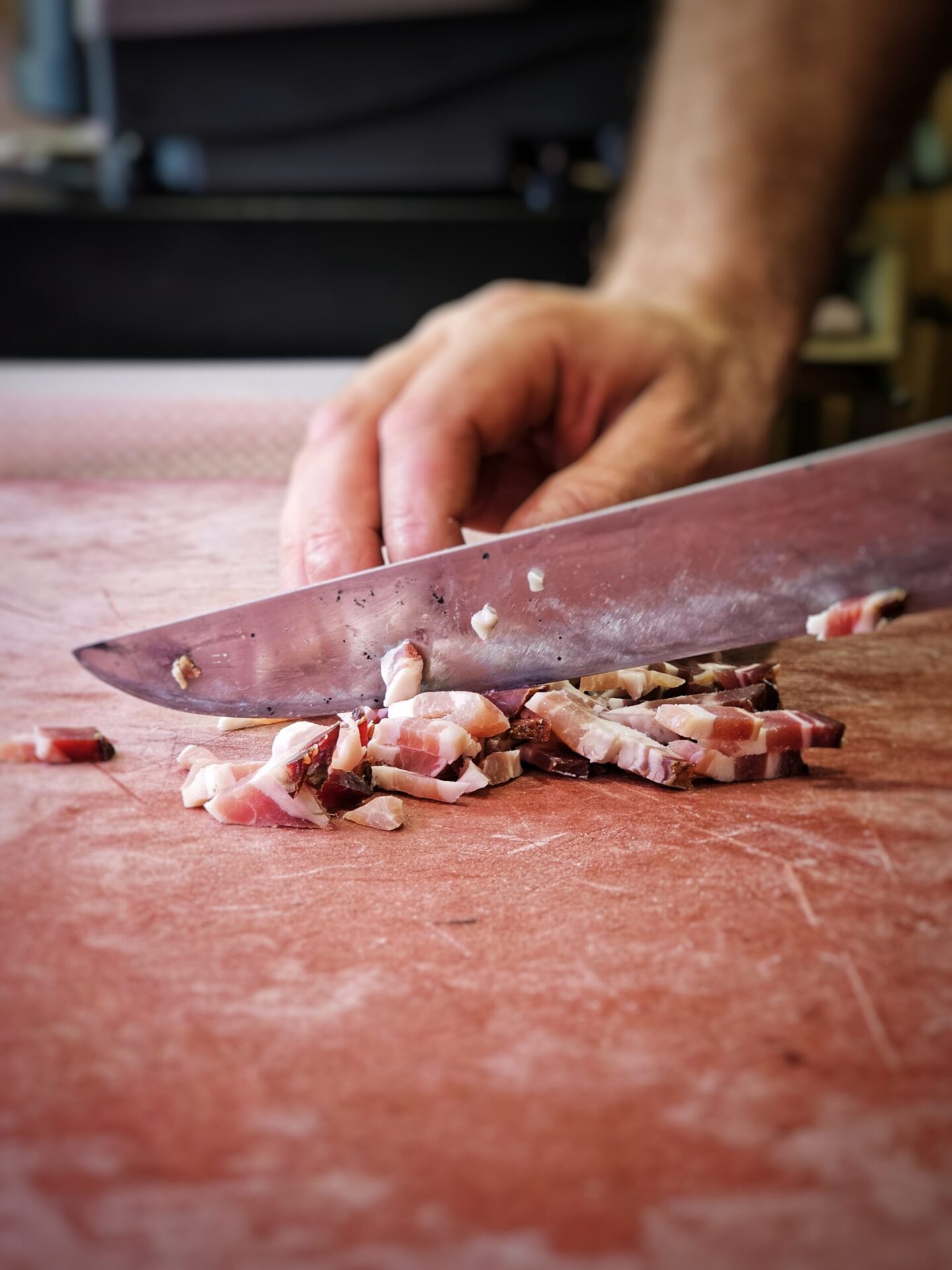 boucher qui coupe les lardons