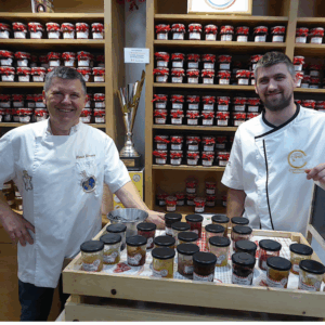 patrick et christophe loewert dans leur boutique à Kaysersberg