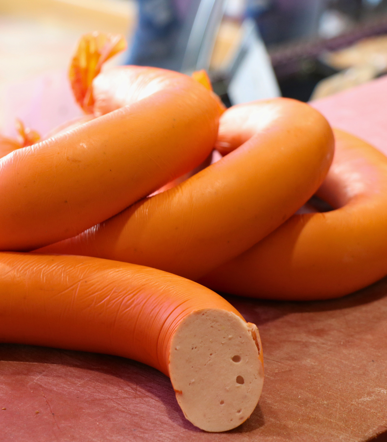 rond entier et morceau de saucisse de viande