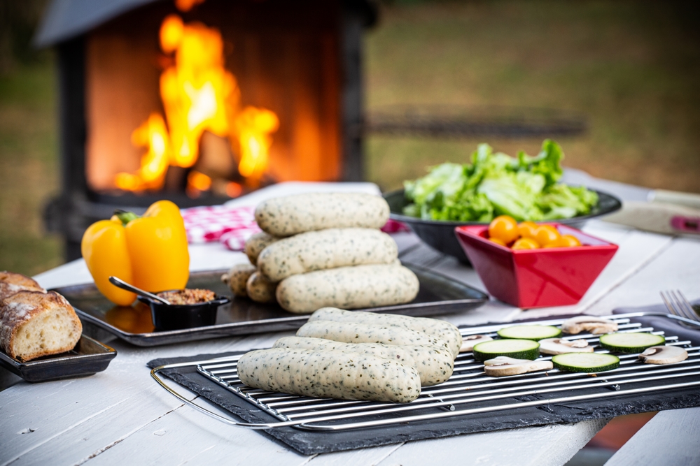 grille avec des saucisses de porc à l'ail des ours
