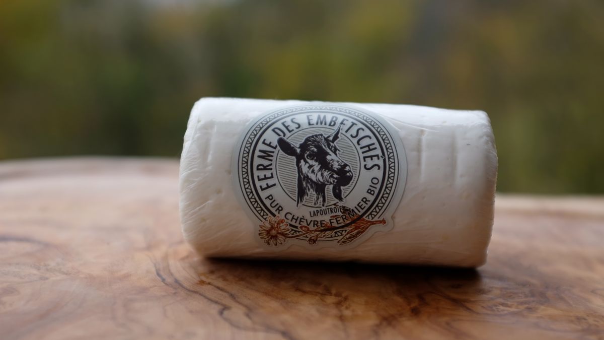 buchette de chèvre frais sur table en bois