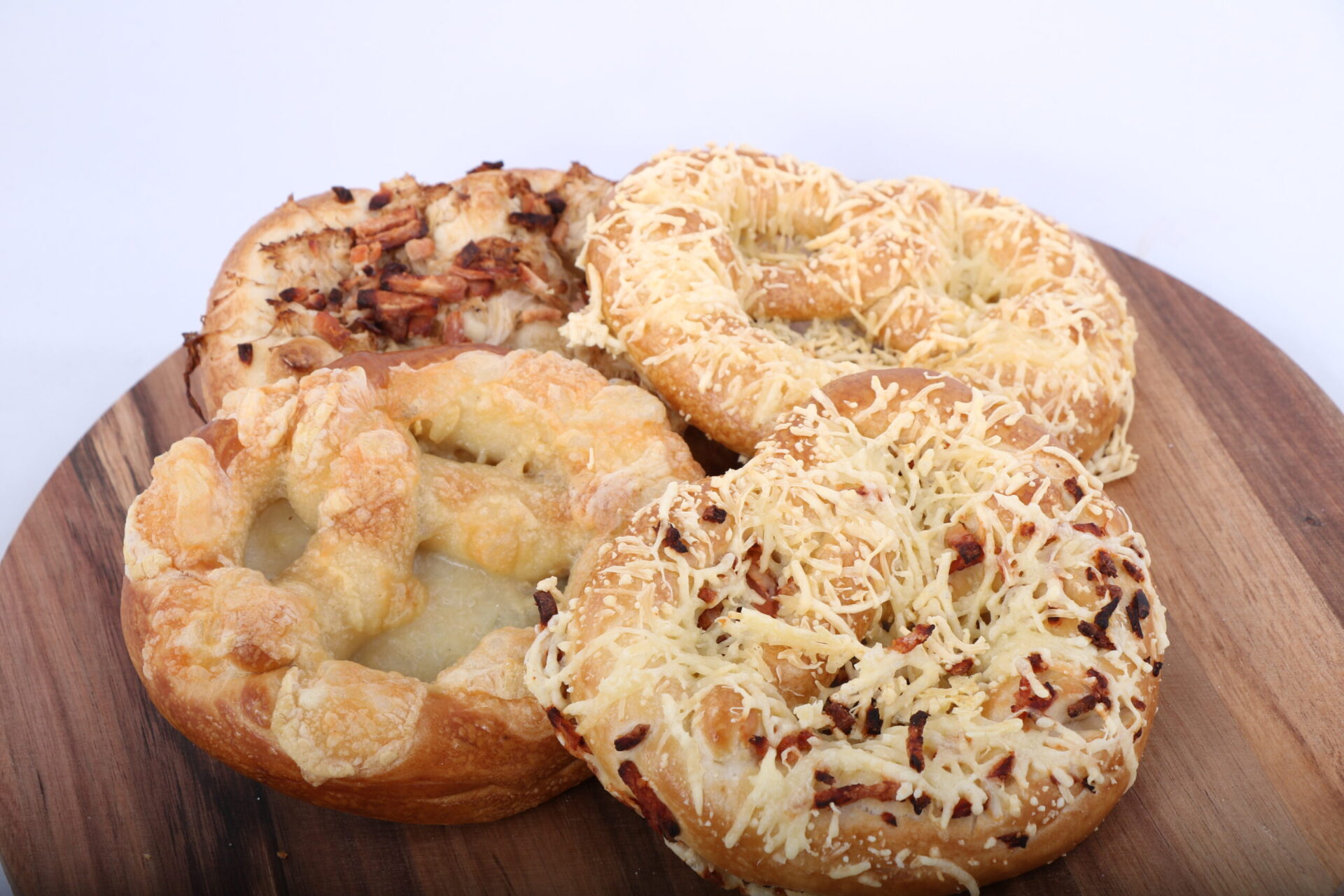 4 bretzel d'alsace sur planche ronde