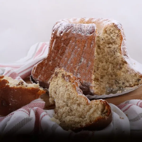 kougelhopf salé sur planche et nappe alsacienne