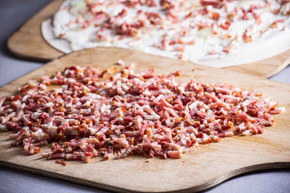 lardons sur planche à tarte flambée