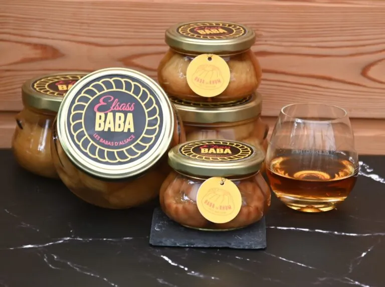 plusieurs pots empilés de babas au rhum avec verre de rhum
