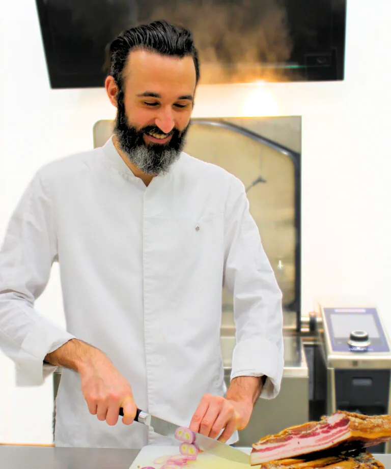 antoine le gérant de la conserverie du Rhin dans sa cuisine