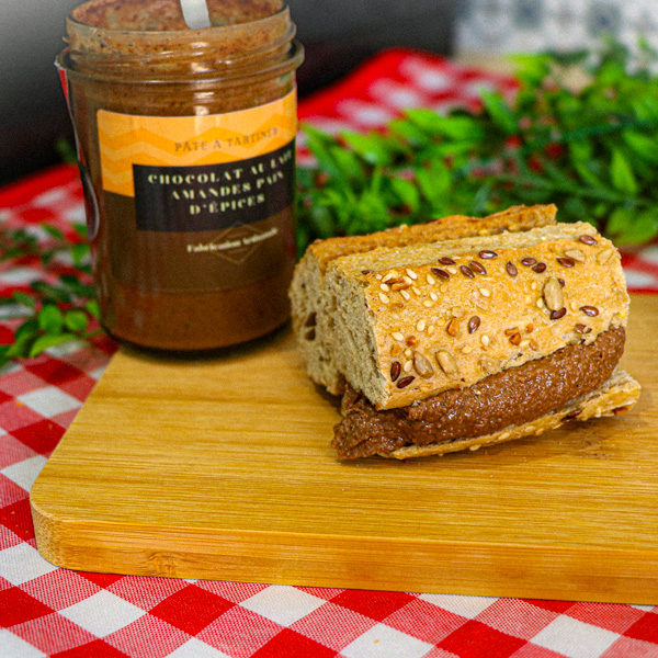 sandwich de pâte à tartiner sur planche et fond carreau