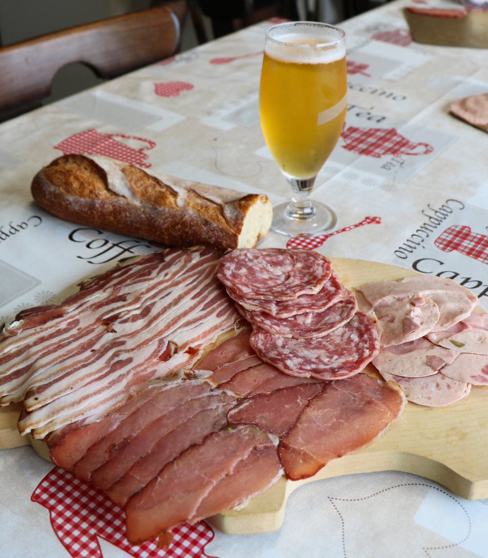plateau de charcuteries avec bière et pain