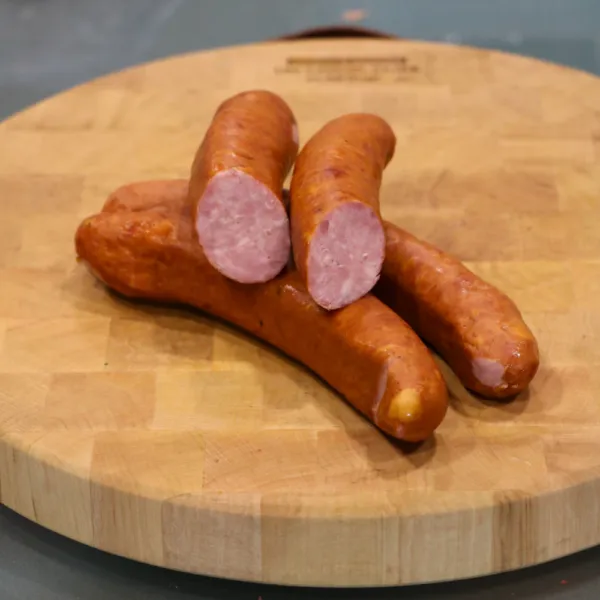 grandes saucisses fumées coupées en 2