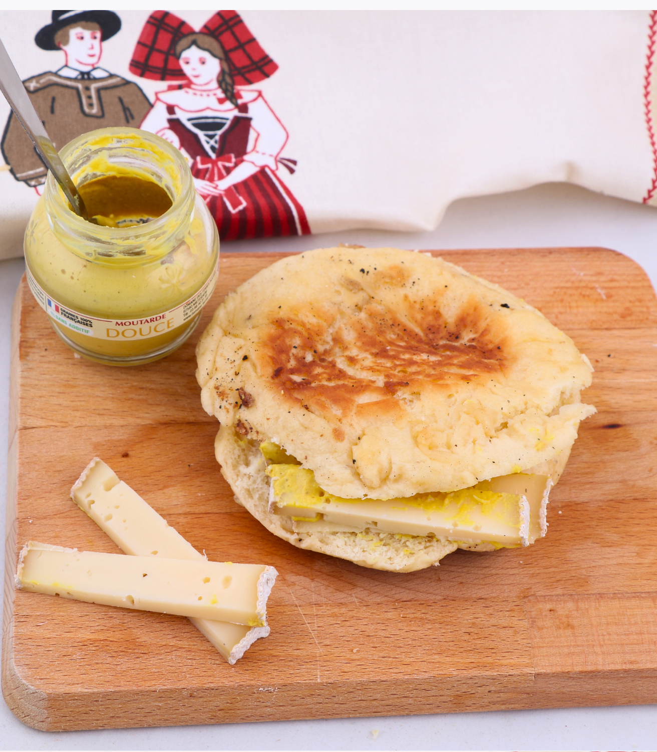 dampfnuddle salé avec fromage vu de dessus