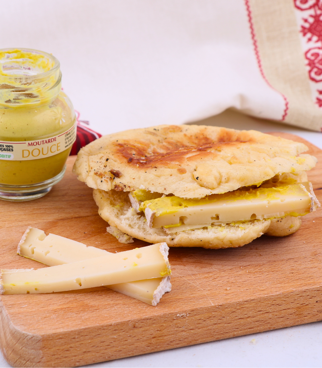dampfnuddle salé avec fromage vu de face