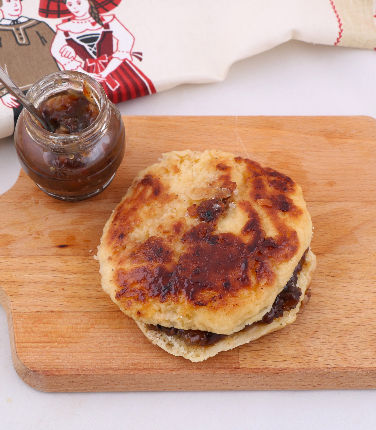 dampfnuddle sucré avec confiture vu de dessus