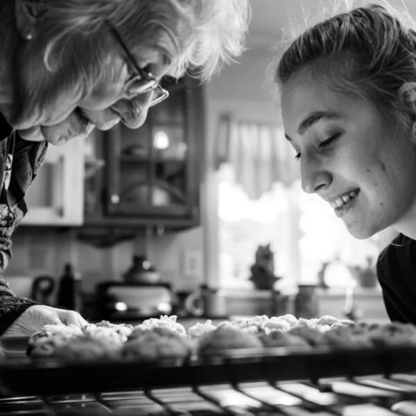 grand mère et petite fille en cuisine en alsace