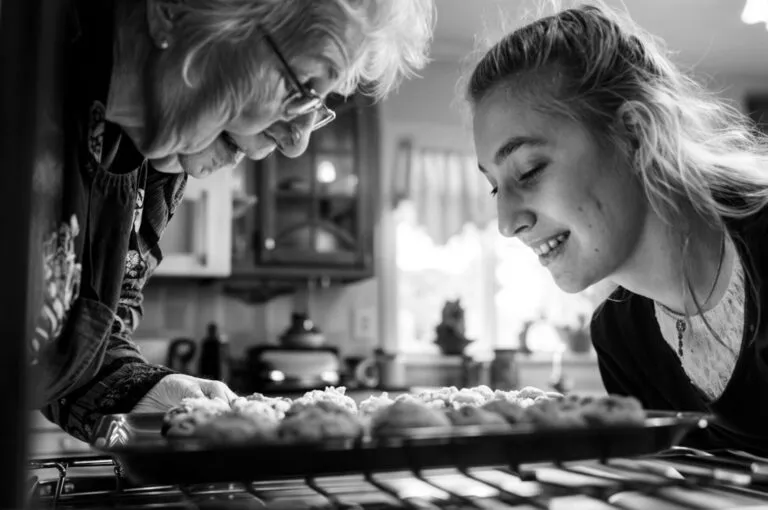 grand mère et petite fille en cuisine en alsace