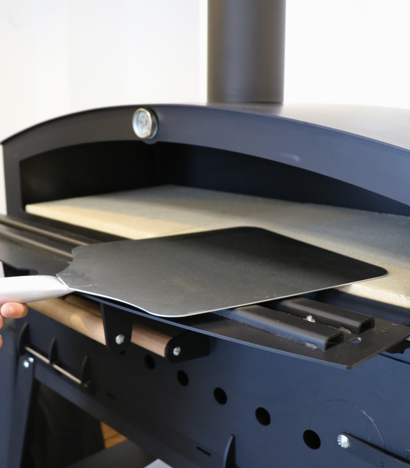 pelle alu dans un four à tarte flambée