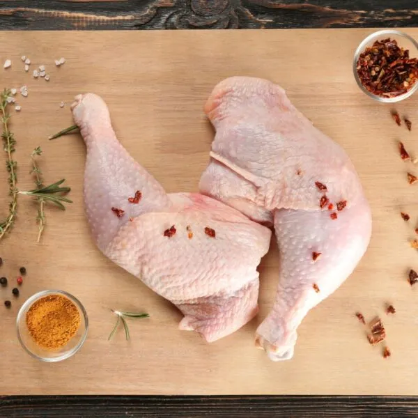 2 cuisses de coq sur planche avec épices