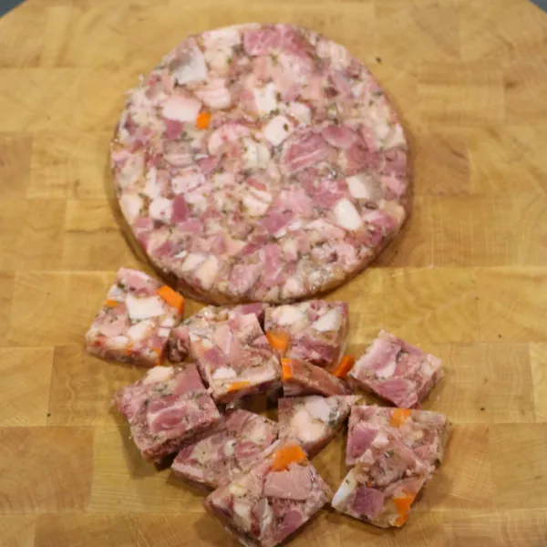 tranches et cubes de gelée de porc