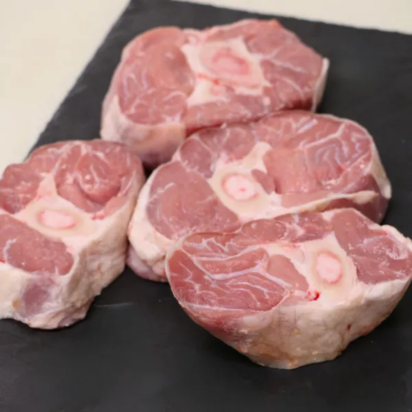 osso bucco cru sur ardoise