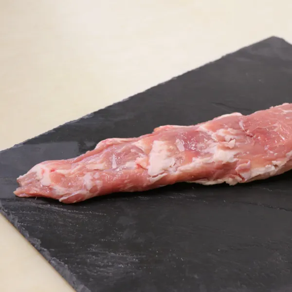 filet mignon de veau crue sur ardoise