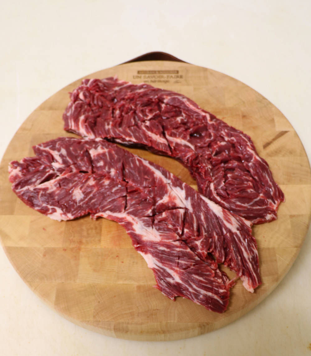2 onglet de boeuf sur planche vue de dessus