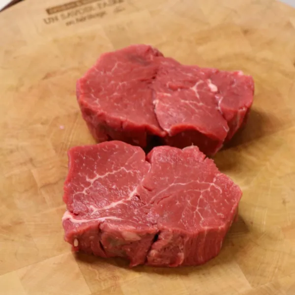 2 morceaux de filet de bœuf sur planche en bois