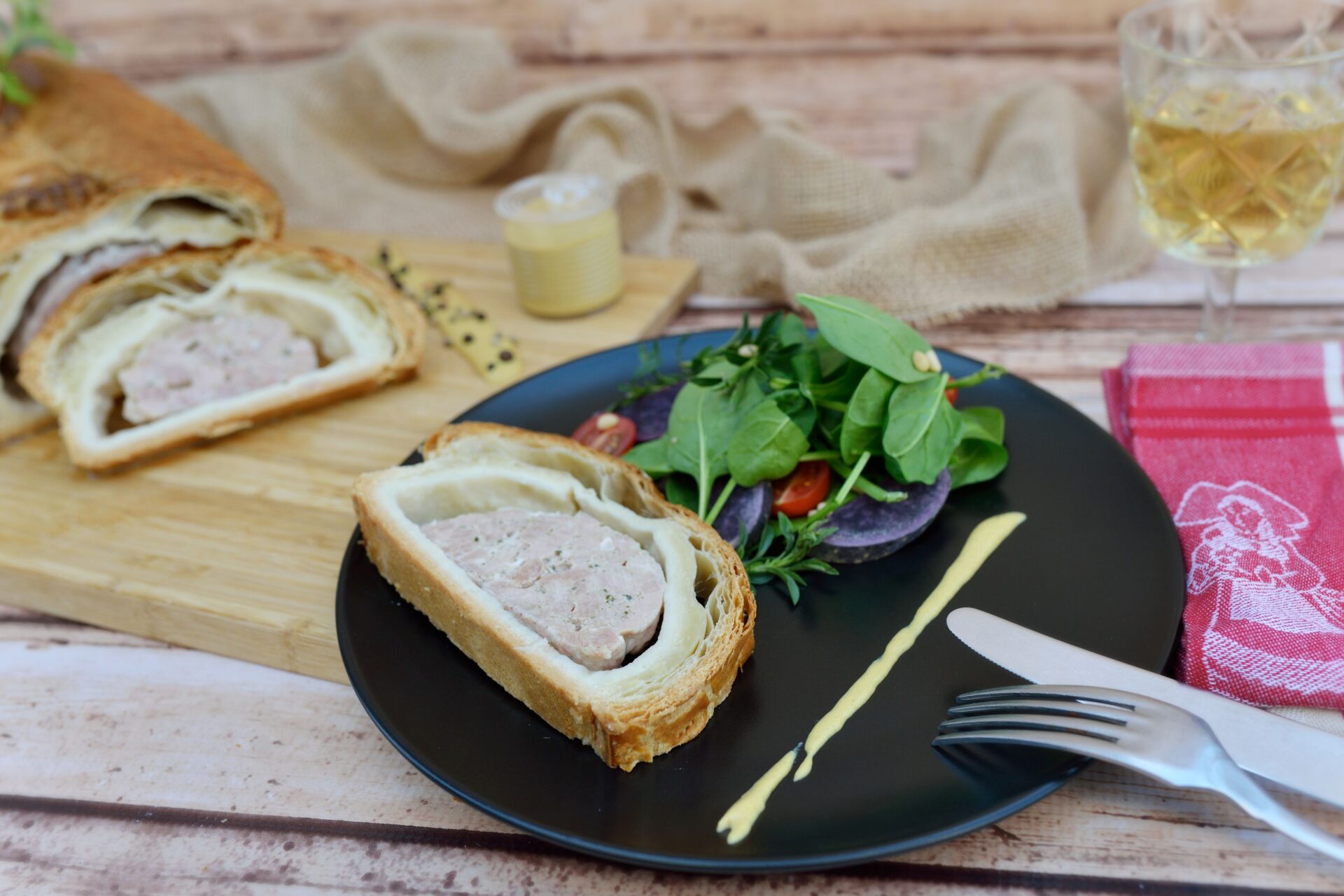 morceau pâté chaud assiette avec salade