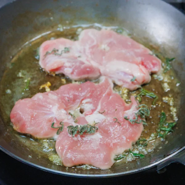 2 araignées de porc en cuisson dans poêle