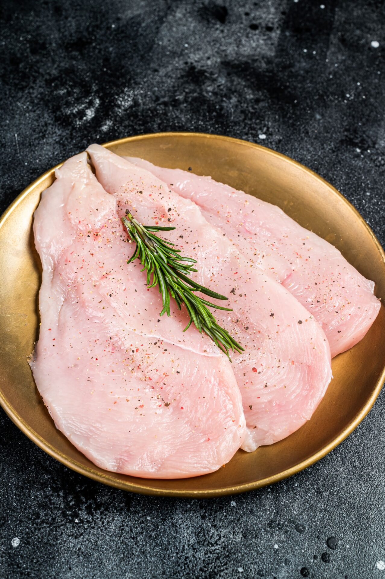 escalopes de dinde dans assiette dorée