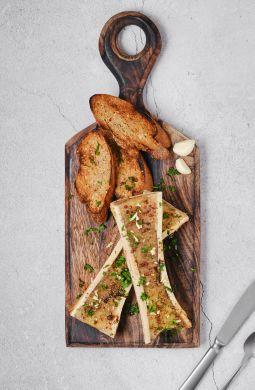 os à moelle grillé et épicé sur planche