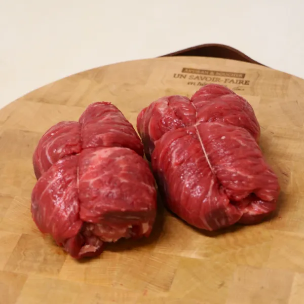 2 paupiettes de boeuf crues sur planche