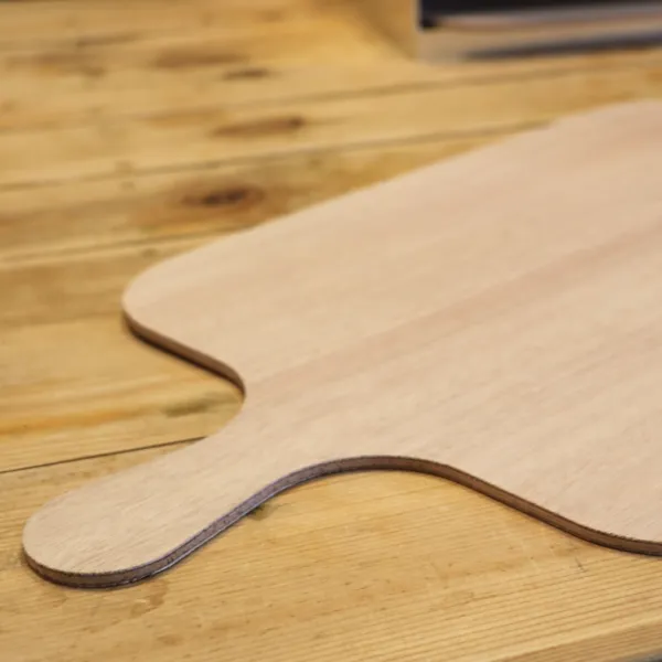planchette bois avec manche pour tarte flambée sur table