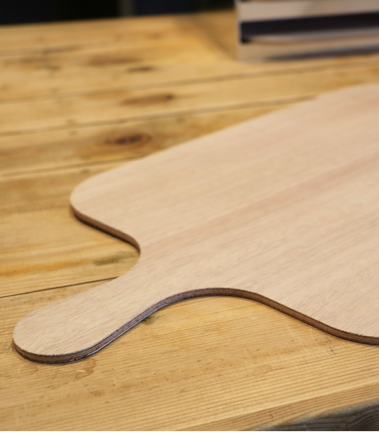 planchette bois avec manche pour tarte flambée sur table