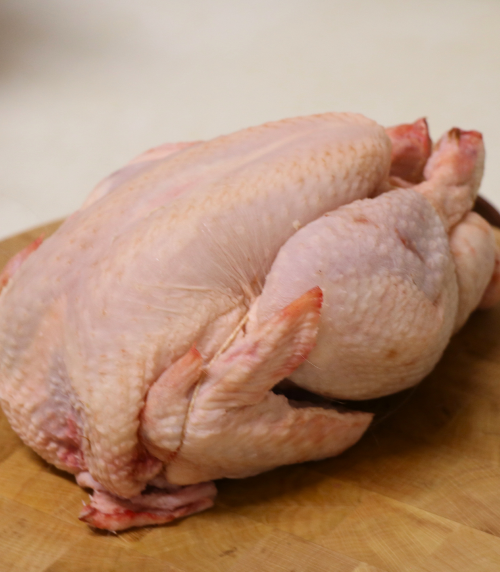 poulet fermier sur planche